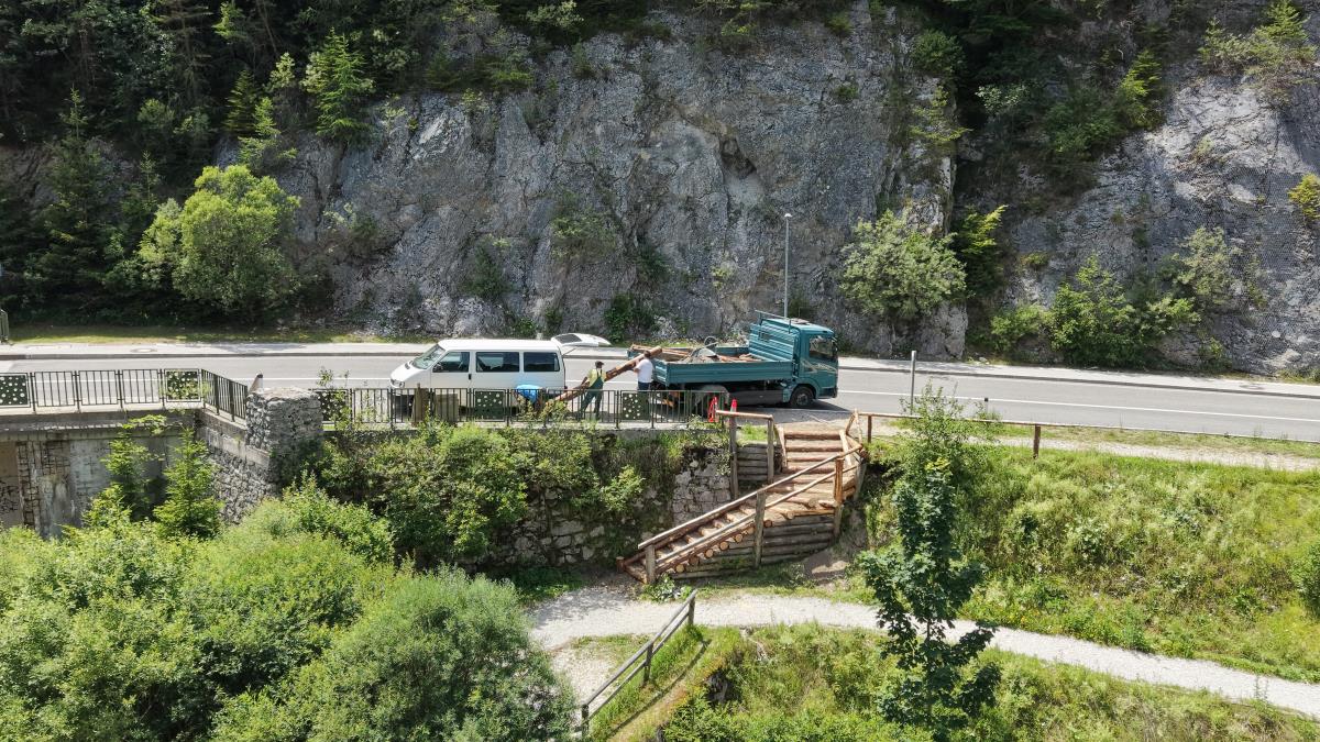 Leseno stopnišče na tiho potko v KG